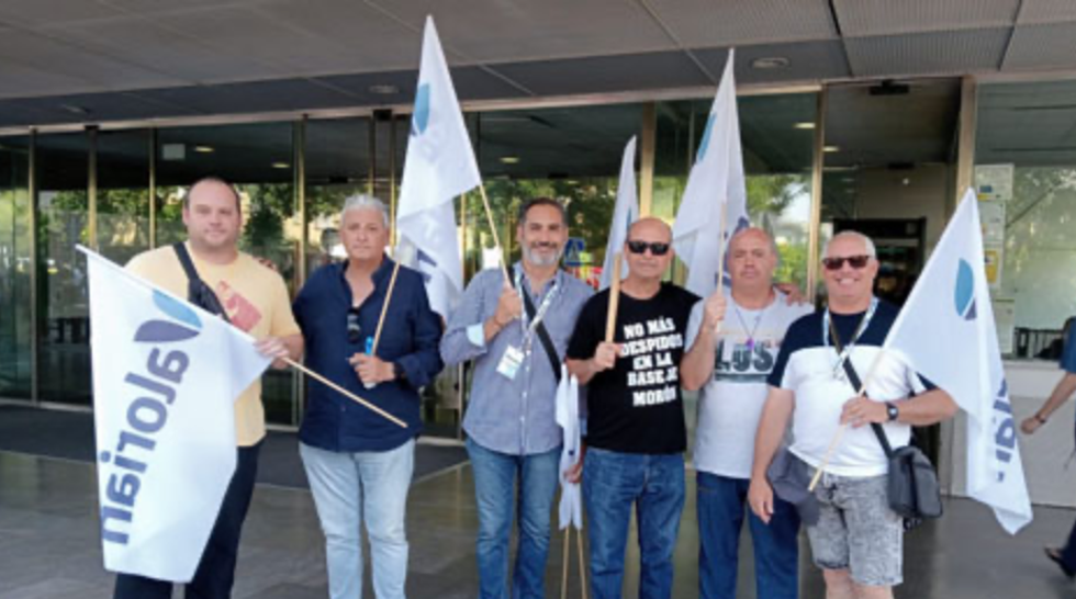 Valorian presente en las concentraciones en defensa de los puestos de trabajo y en contra de los despidos en la empresa KBR base aérea de Morón (Sevilla)