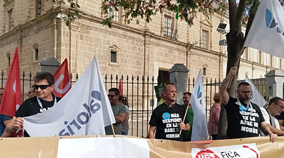 Nueva concentración por los despidos en la empresa KBR en la Base aérea de Morón