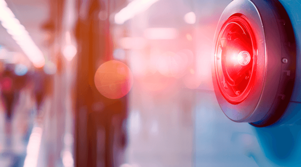 ¿Puede tu empresa vigilarte mientras trabajas? Estos son los límites que marca la ley