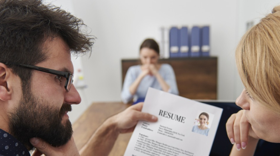 ¿Engañar en tu currículum? Descubre las consecuencias reales y legales